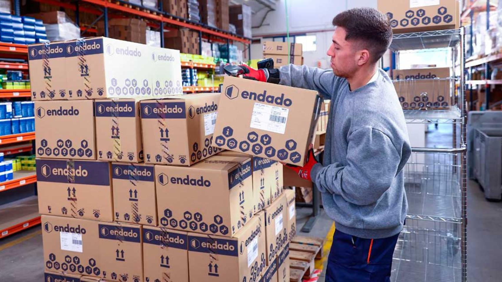 El almacén de la plataforma de venta de recambios para coches Endado / ENDADO