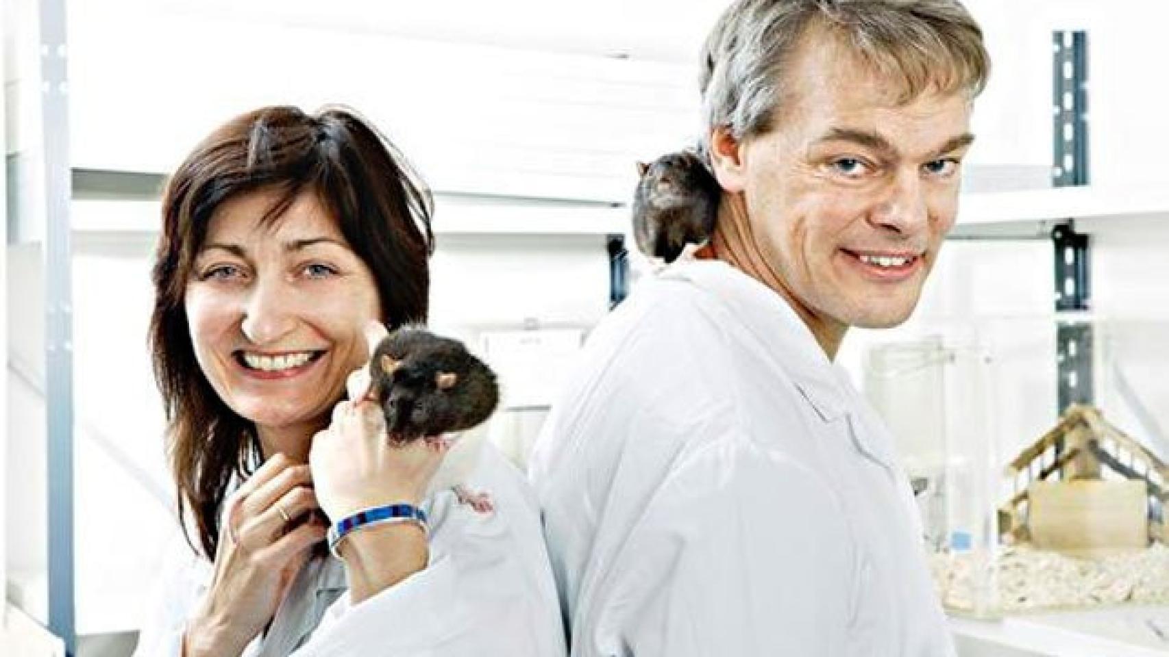 El matrimonio Moser en el laboratorio.