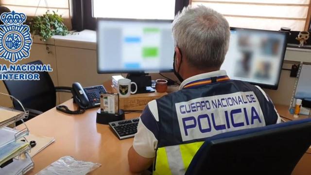 Un agente de la policía en una investigación sobre abuso a menores POLICÍA