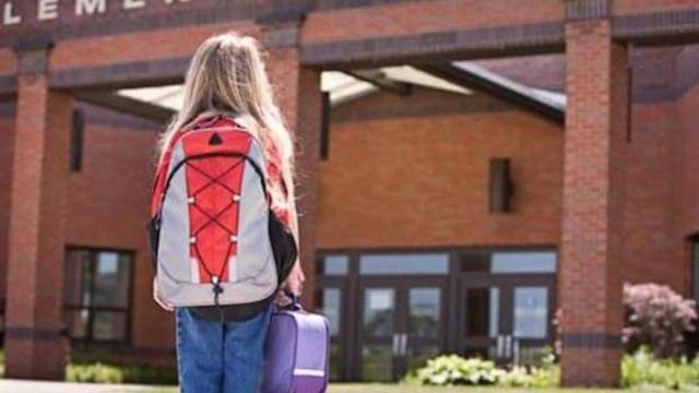 Imagen de una menor a las puertas del colegio en Arizona, lugar donde una niña evita ser raptada por un hombre en Arizona