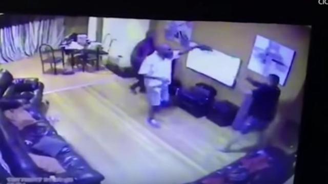 Los ladrones amenazan a la familia a punta de pistola