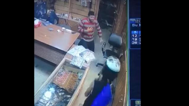 El niño disparó al vendedor en la tienda / Youtube