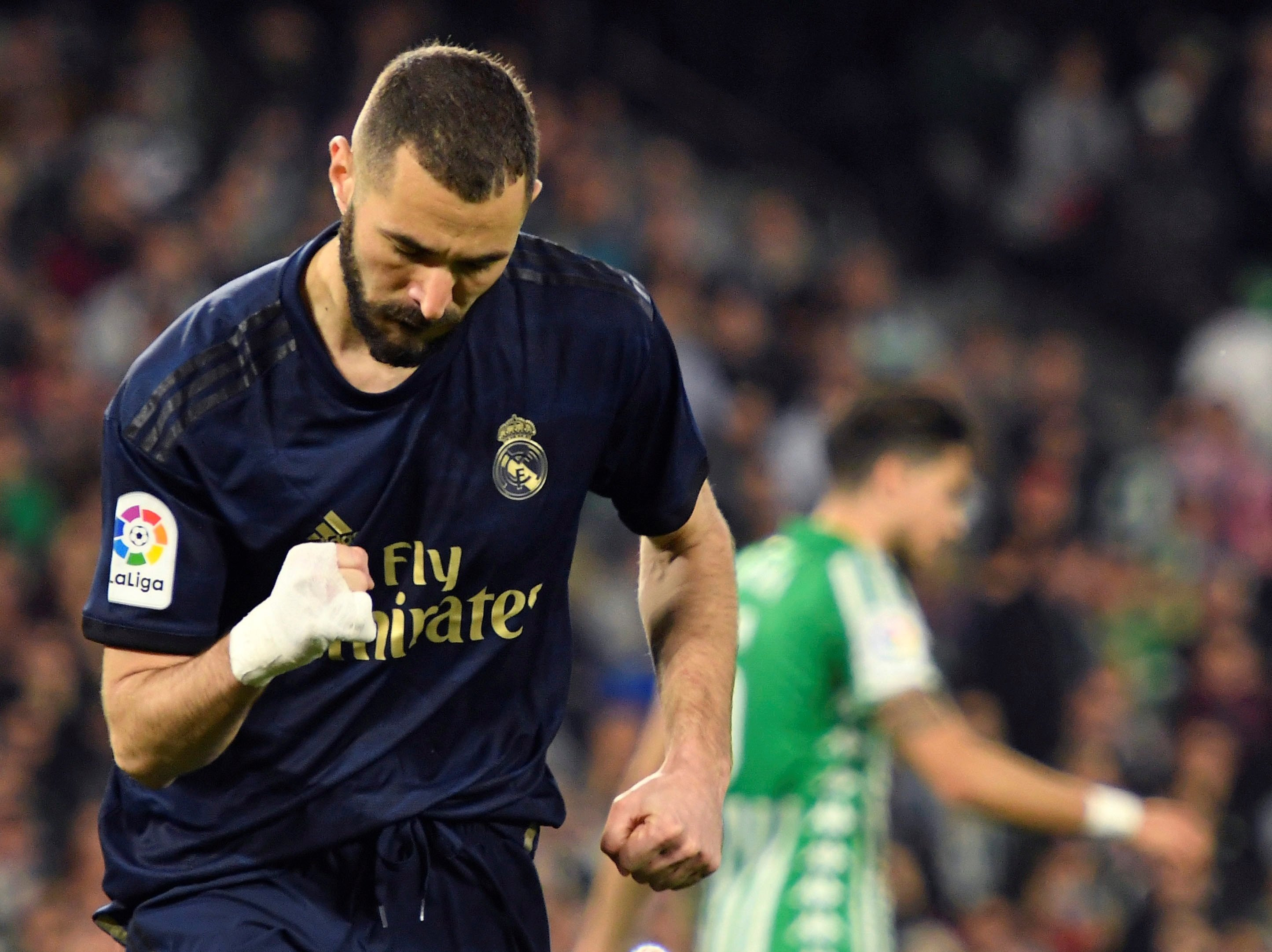 Karim Benzema celebra un gol contra el Betis / EFE