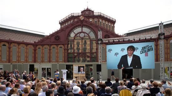 Imagen de la última aparición pública de Carles Puigdemont a través de una videoconferencia desde Bélgica en un acto de campaña de JxCat / EFE