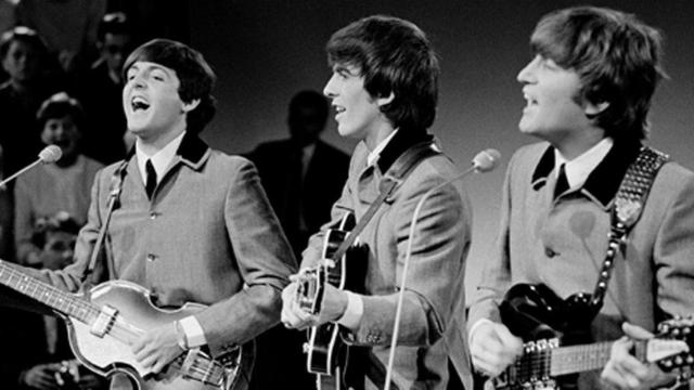 Paul McCartney, George Harrison y John Lennon, con los Beatles en una actuación en la televisión holandesa / Omroepvereniging VARA (WIKIMEDIA COMMONS)