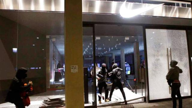 Saqueadores en la 'store' de Paseo de Gracia de Barcelona tras una marcha por Hasél / EFE