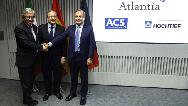 Florentino Pérez (c), Giovanni Castellucci (i) y Marcelino Fernández Verdes (d) en la presentación de la nueva cúpula de Abertis / EFE