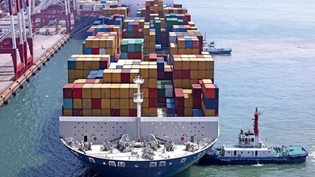 Imagen de un buque transportando bienes españoles al exterior