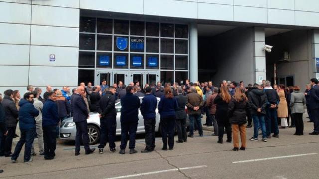 Trabajadores de Segur Ibérica, compañía de seguridad privada, en la puerta de la sede / CG