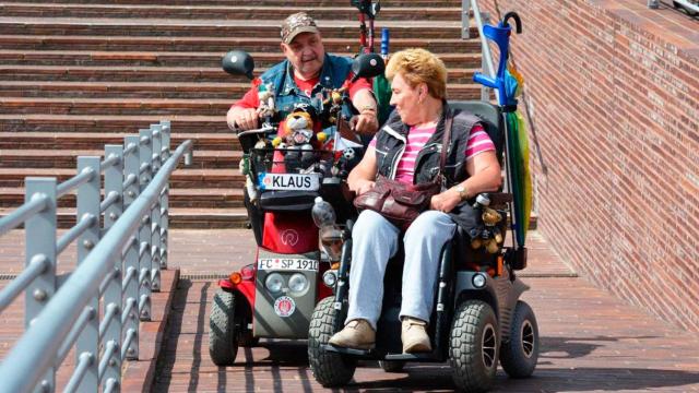 Imagen de dos beneficiarios de la Ley de dependencia en Cataluña / CG