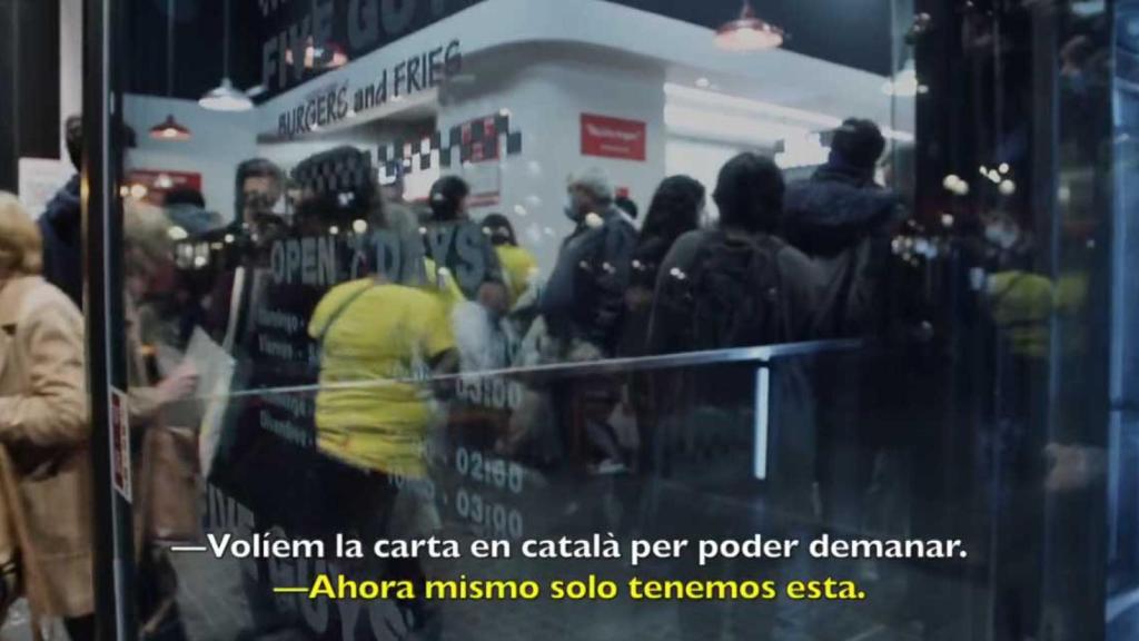 Un grupo de simpatizantes de Plataforma per la Llengua, accediendo a un restaurante para acosar a sus camareros por no tener carta en catalán / @llenguacat (TWITTER)