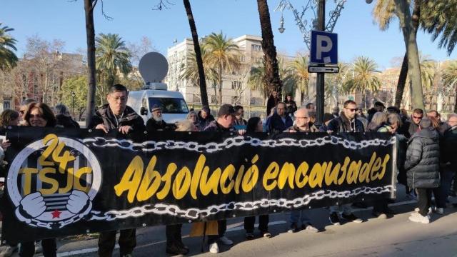 Concentración de apoyo a 13 miembros de los CDR acusados de desórdenes y desobediencia por encadenarse a las puertas del TSJC en febrero de 2018 / EUROPA PRESS