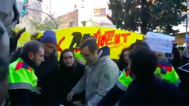 Los Mossos intervinieron en la protesta de los CDR contra una mesa informativa de Vox / TWITTER