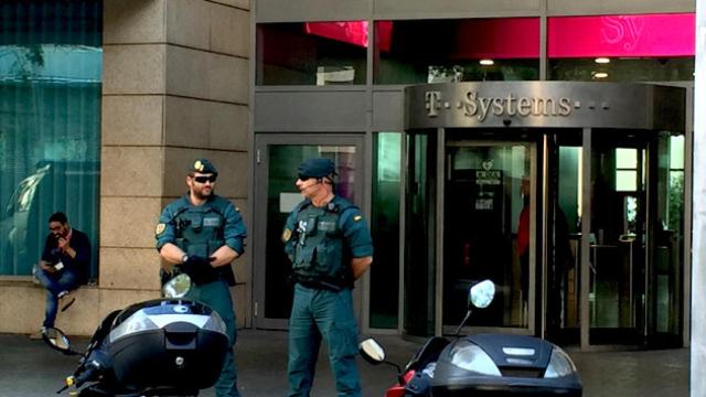 Agentes de la Guardia Civil en la entrada de la sede de T-Systems en Barcelona / CG