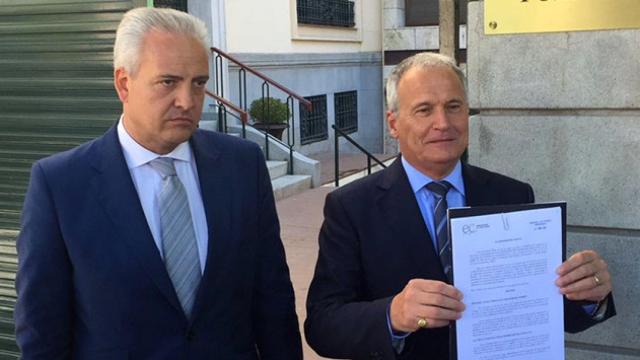 El presidente de Empresaris de Catalunya, José Bou, sostiene el documento registrado en la sede del Defensor del Pueblo / EC