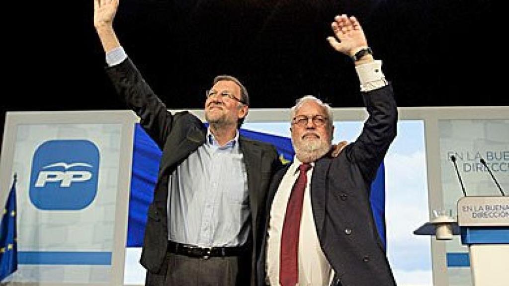 El presidente del Gobierno, Mariano Rajoy, y el candidato del PP a las elecciones europeas, Miguel Arias Cañete