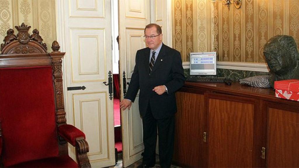 Albert Vallvé sigue el debate sobre la moción de CiU en el Ayuntamiento de Tarragona desde fuera del pleno