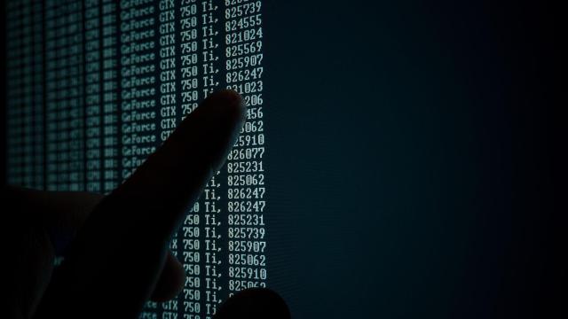 Un 'hacker' utiliza la técnica conocida como relleno de credenciales para sustraer datos / PEXELS