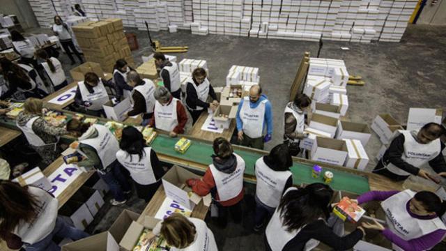 Voluntarios del Banc dels Aliments distribuyen la comida para repartirla a las entidades sociales / CG