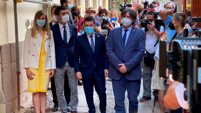 El día en imágenes: El presidente de la Generalitat, Pere Aragonés (3i) y el expresidente Carles Puigdemont (d), pasean por las calles de la localidad italiana de L'Alguer, en Cerdeña, durante la visita del mandatario catalán / LAURA SERRANO-CONDE - EFE
