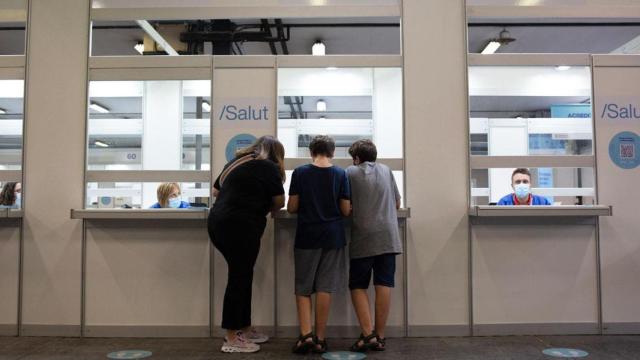 Ciudadanos en punto de vacunación masiva / EP