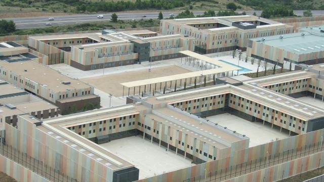 Exterior del penal de Puig de les Basses, en Figueres, Girona, donde este domingo falleció un recluso tras un incendio / WIKIPEDIA