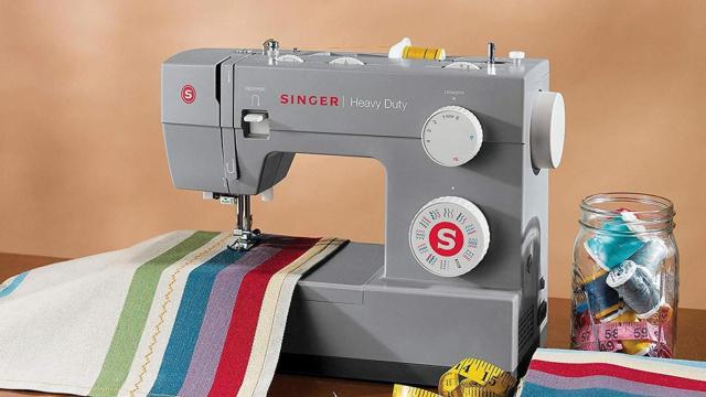 Máquina de coser, hilos y telas