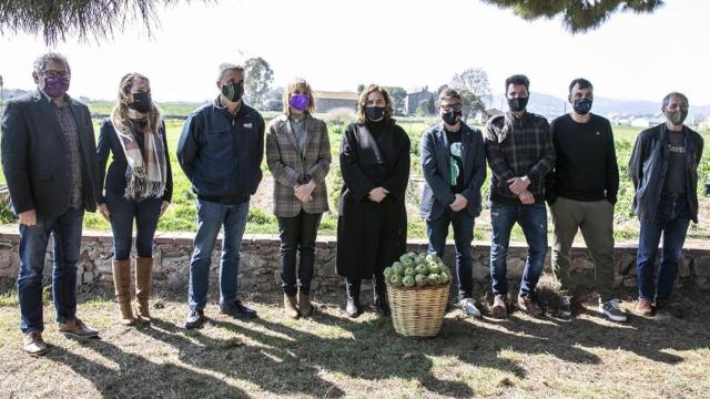 La presidenta del AMB, Ada Colau, el alcalde del Prat, Lluís Mijoler y la alcaldesa de Sant Boi, Lluïsa Moret, en el acto de presentación de la campaña El Prat y Sant Boi, capitales mundiales de la alcachofa / EP