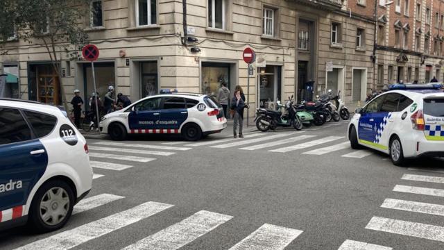 Patrullas de Mossos y Urbana en una calle de Sarrià-Sant Gervasi / EB