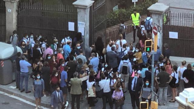 Una de las aglomeraciones frente a colegios de Barcelona / CG