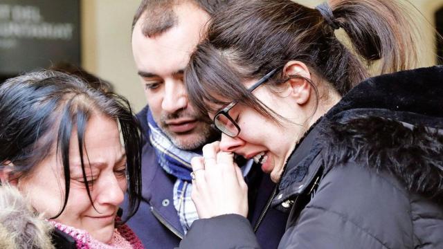 Familiares de Judit con el alcalde de Terrassa, Jordi Ballart, en la concentración de repulsa por el asesinato de la joven / EFE