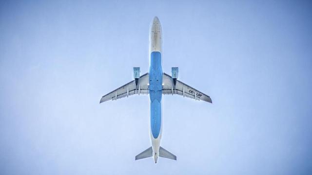 Avión viajando hasta Barcelona / UNSPLASH