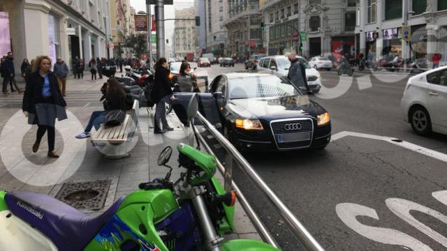 La vicepresidenta del Gobierno, saliendo de la tienda y entrando en su coche, aparcado en el carril bus de la Gran Vía