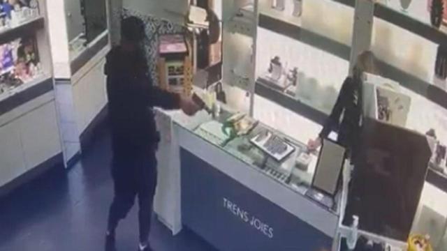 Imagen del atraco captado por las cámaras de seguridad de la joyería de Badalona / @Albiol_XG (TWITTER)