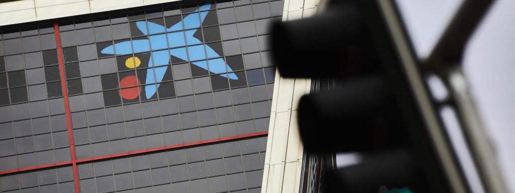 El logo de Caixabank, en la antigua sede de Bankia / EP