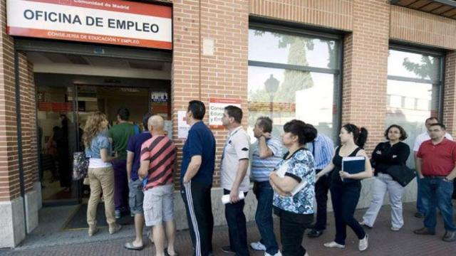 Imagen de archivo de una oficina de los Servicios Públicos de Empleo Estatal de la Comunidad de Madrid, donde han acudido 27.800 personas en septiembre / EFE