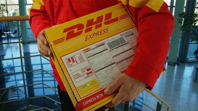 Hombre con un paquete, pieza de la red logística del e-commerce / DHL