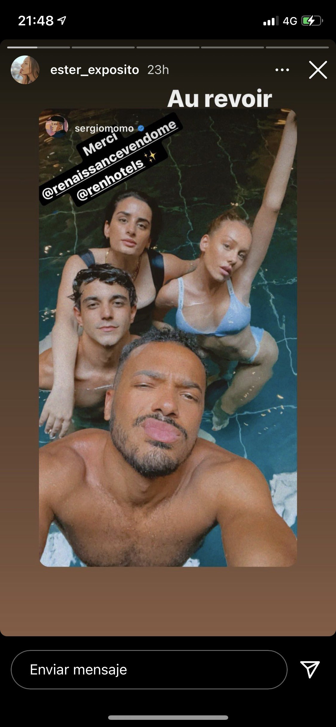 Ester Expósito en la piscina