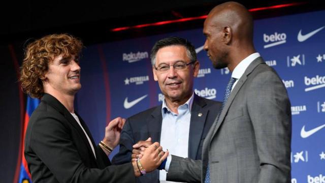 Griezmann, Bartomeu y Abidal en la presentación del francés