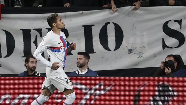 El festejo de Raphinha, tras anotar el gol de la remontada en El Sadar / EFE