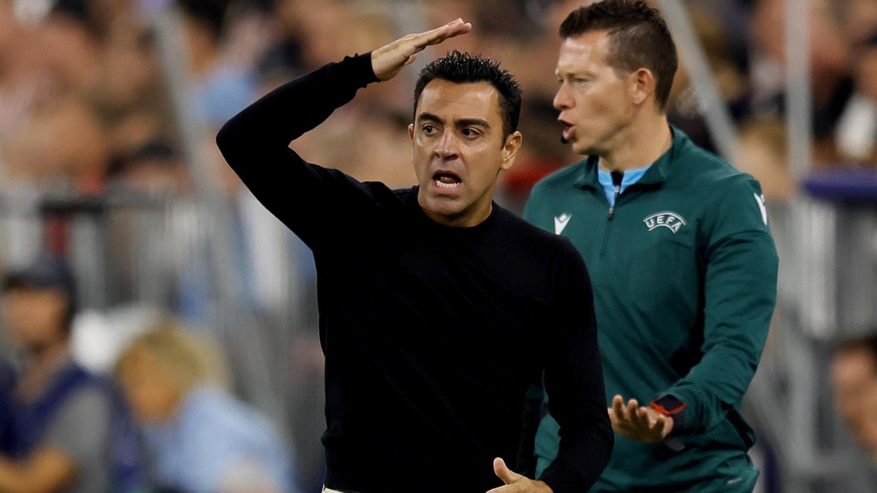 Xavi Hernández estalla, cabreado, en el Allianz Arena / EFE