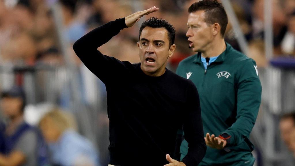 Xavi Hernández estalla, cabreado, en el Allianz Arena / EFE