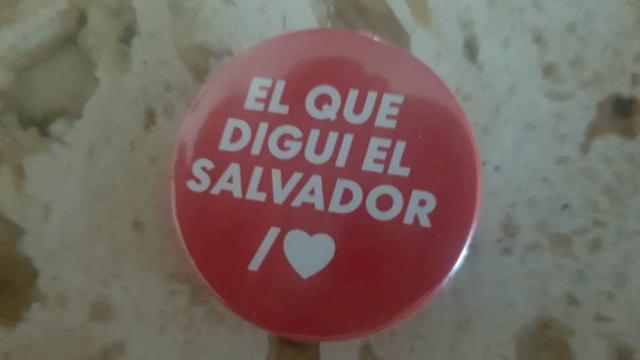 Chapa con el lema Lo que diga Salvador