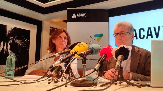 Martí Sarrate, presidente de ACAVe, con Catiana Tur, gerente, en el acto de previsiones de verano / CG