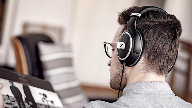 Hombre escuchando música / ARCHIVO