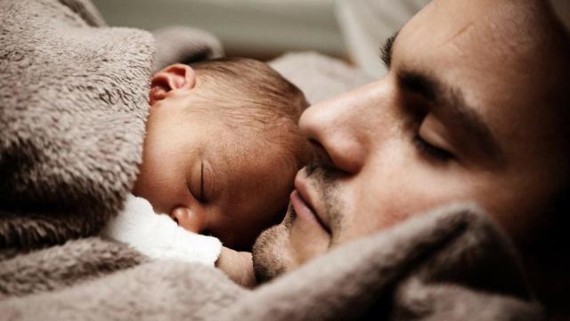 Un hombre y un bebé tratan de dormir / PIXABAY