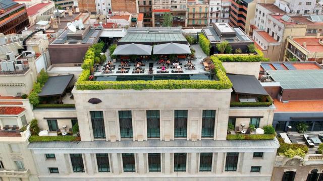 Vista aérea de una clase de yoga en el 'rooftop' del Mandarin Oriental Barcelona / Cedida