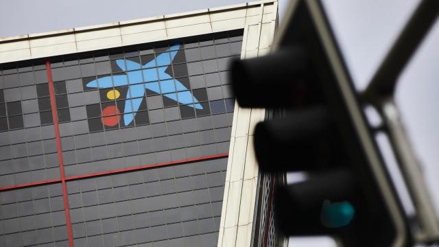 El logo de Caixabank, en la antigua sede de Bankia / EP