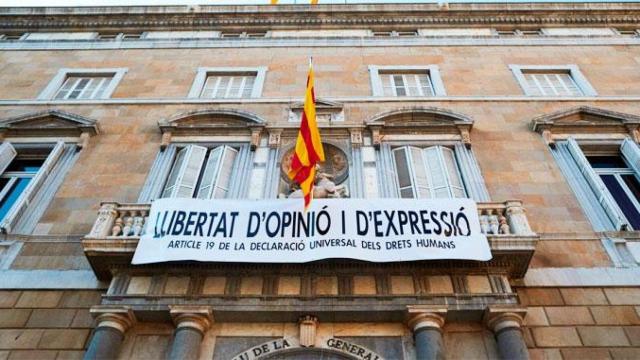 Imagen de la pancarta que preside el balcón del Palau de la Generalitat en Barcelona / CG