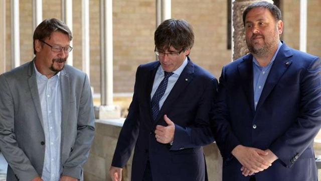Tras el bloqueo que genera la candidatura de Carles Puigdemont (c) la alianza de los comunes de Xavier Domènech (i) y el republicano Oriol Junqueras (d) suena entre las posibilidades de un gobierno alternativo / EFE